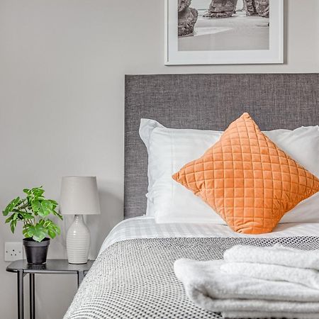 Contemporary 2 Bedroom Apt, Town Centre By Tent Serviced Apartments Chertsey Exterior foto