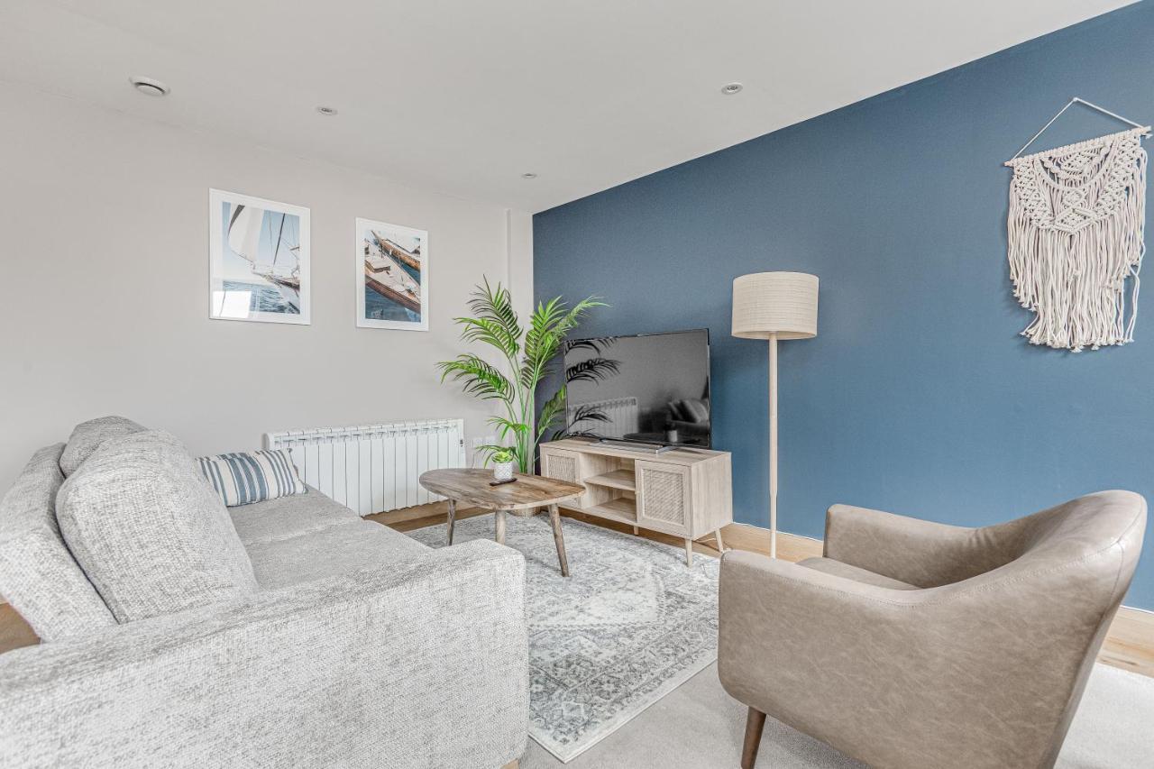 Contemporary 2 Bedroom Apt, Town Centre By Tent Serviced Apartments Chertsey Exterior foto