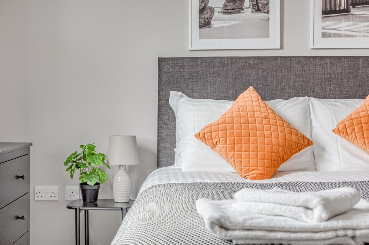 Contemporary 2 Bedroom Apt, Town Centre By Tent Serviced Apartments Chertsey Exterior foto