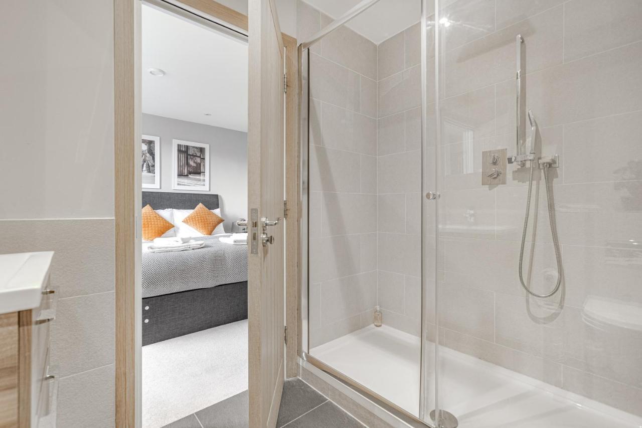 Contemporary 2 Bedroom Apt, Town Centre By Tent Serviced Apartments Chertsey Exterior foto