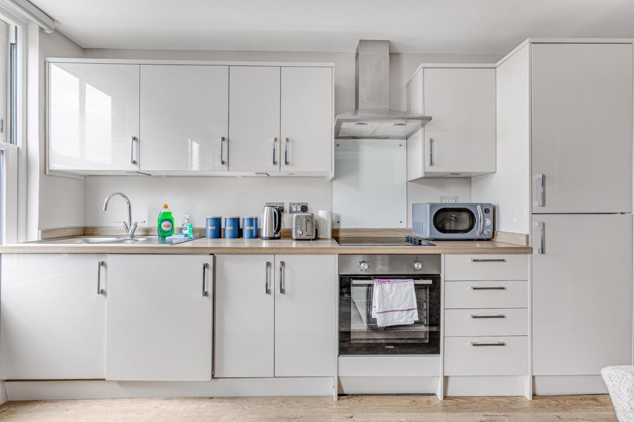 Contemporary 2 Bedroom Apt, Town Centre By Tent Serviced Apartments Chertsey Exterior foto