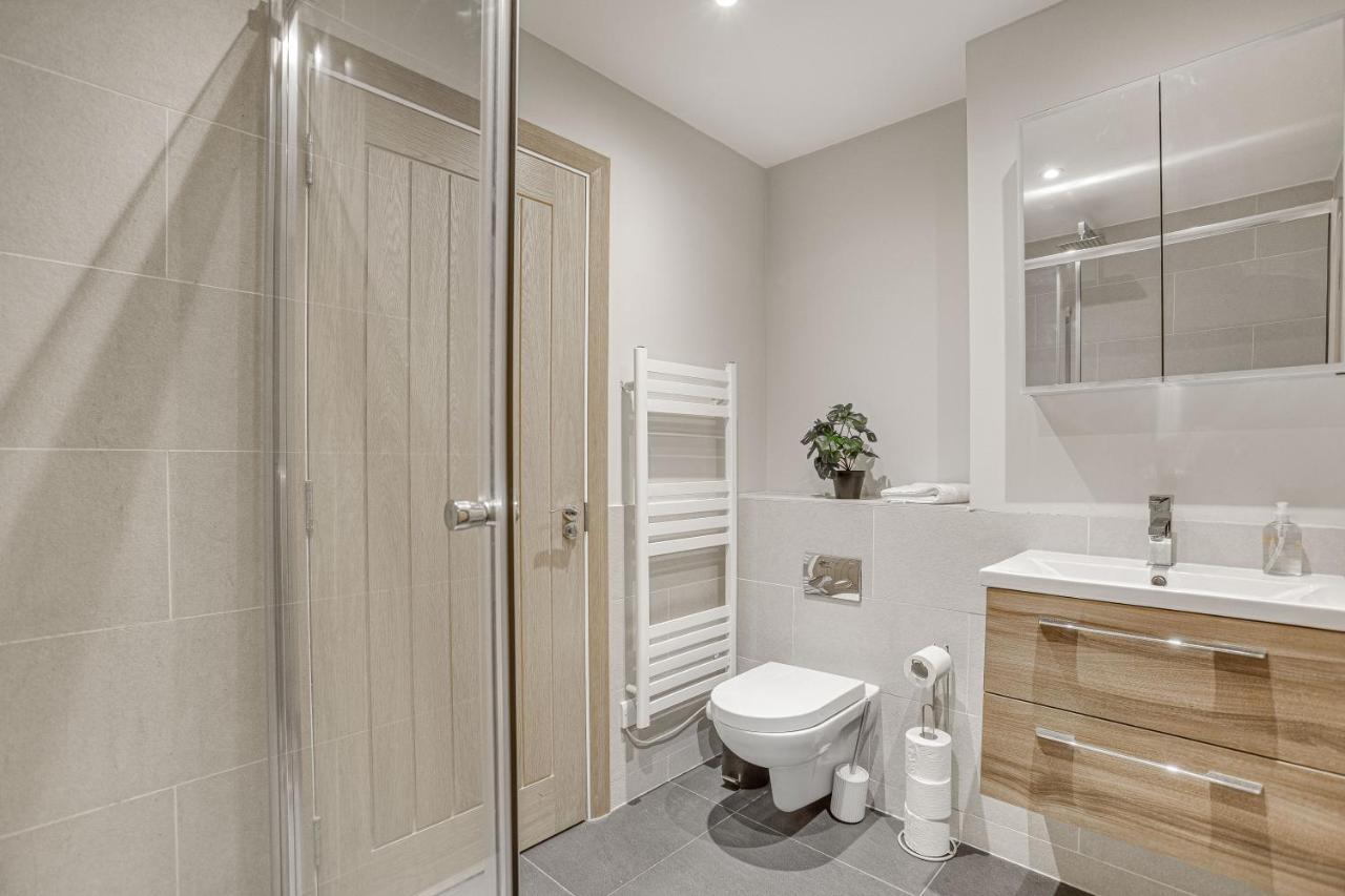 Contemporary 2 Bedroom Apt, Town Centre By Tent Serviced Apartments Chertsey Exterior foto